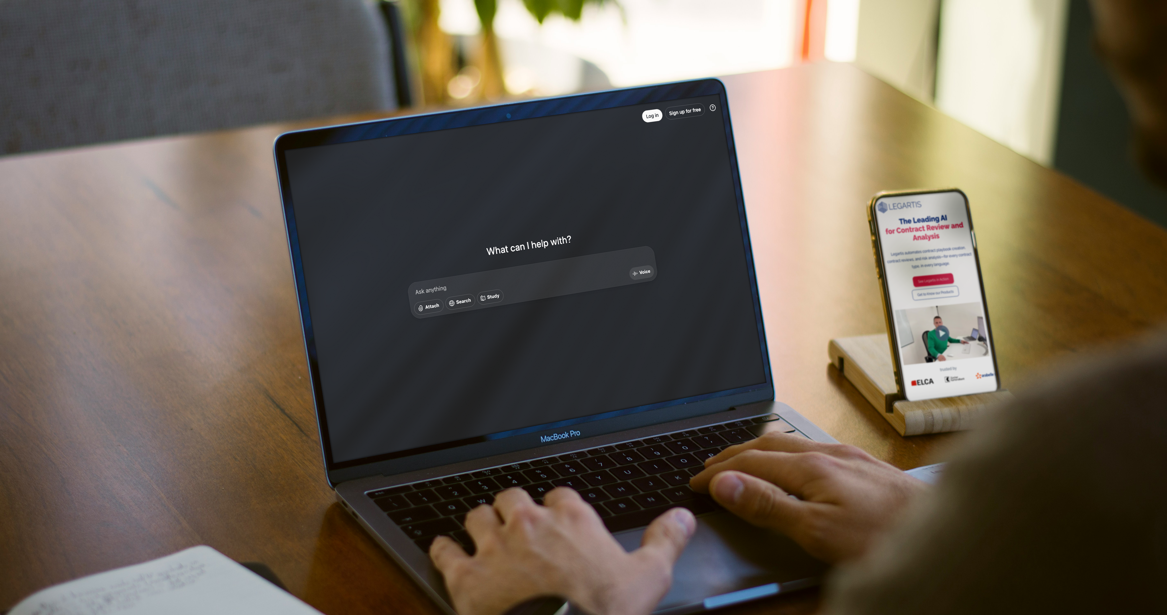 Mensch arbeitet an einem Laptop